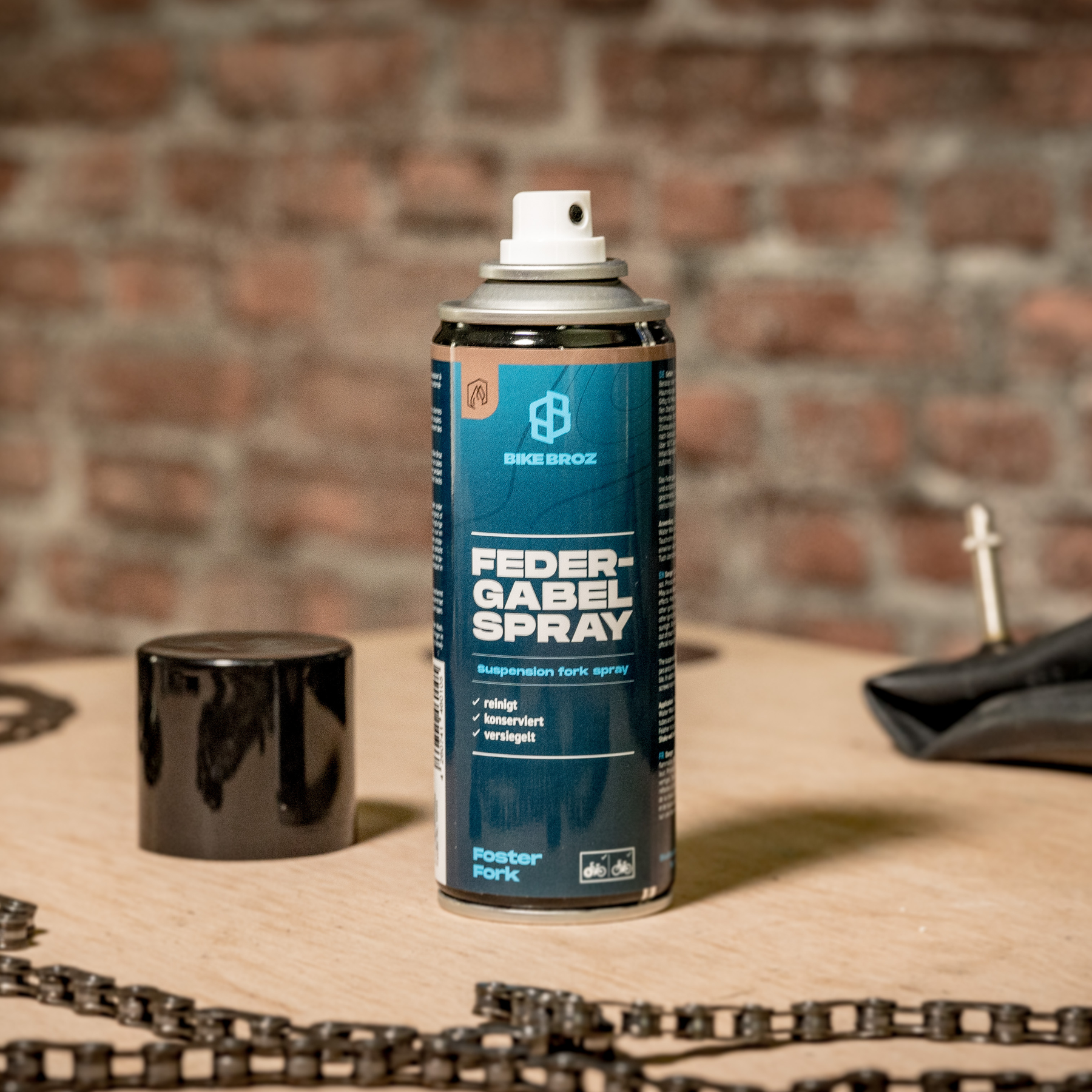 Federgabel-Spray in einer Werkstatt.