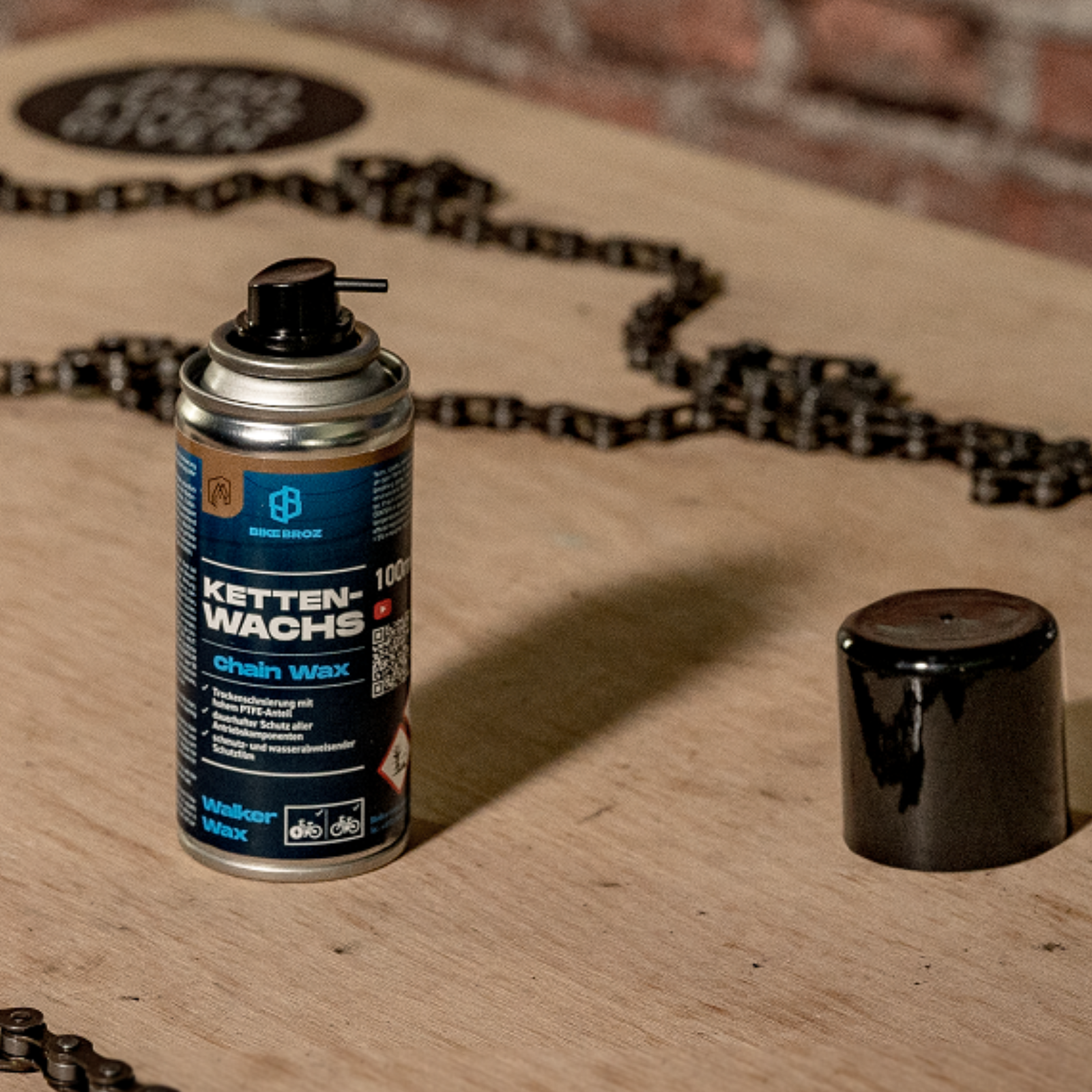 Kettenwachs von Bikebroz in einer werkstatt