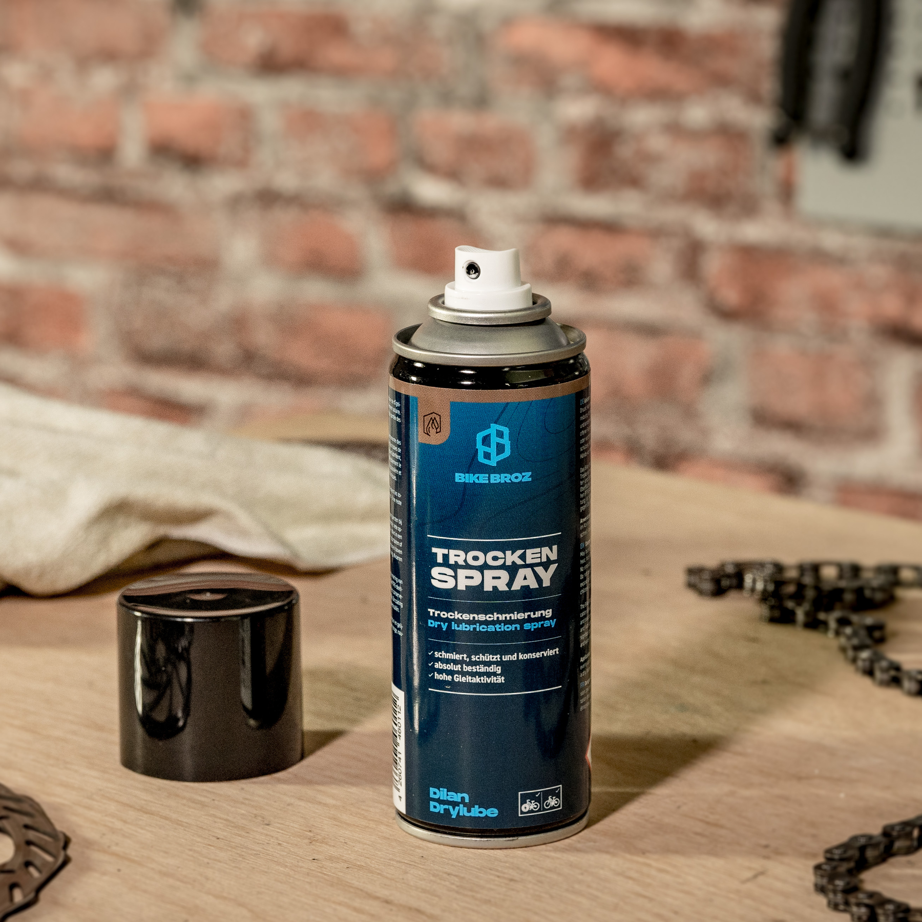 Trockenspray von BikeBroz in einer Werkstatt.